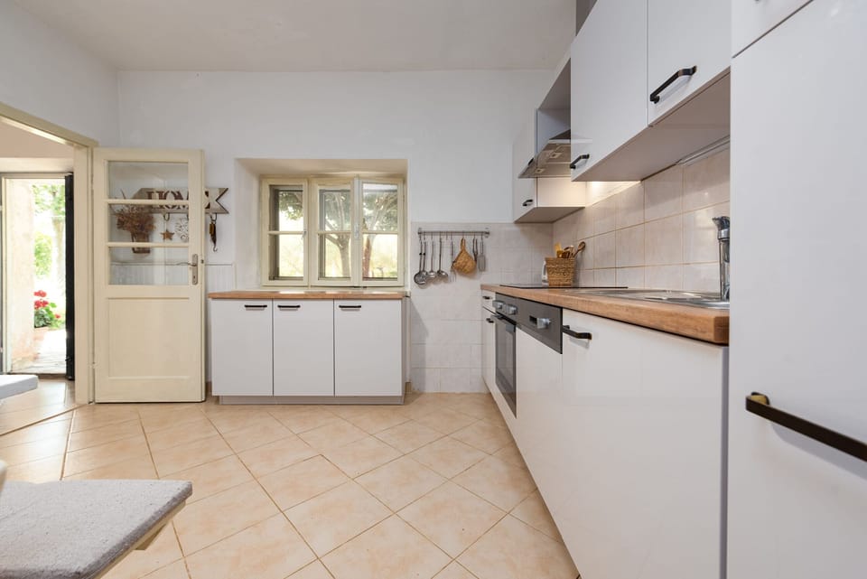 Dishwasher, coffee/tea maker, cookware/dishes/utensils