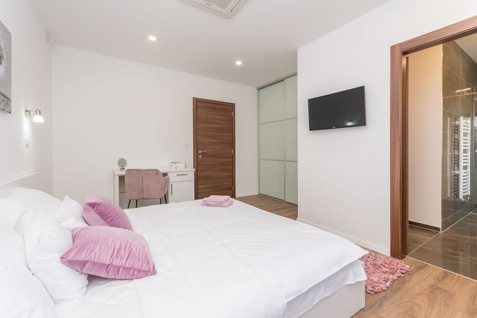 Villa, 4 Bedrooms, Accessible, Smoking | 4 bedrooms, bed sheets