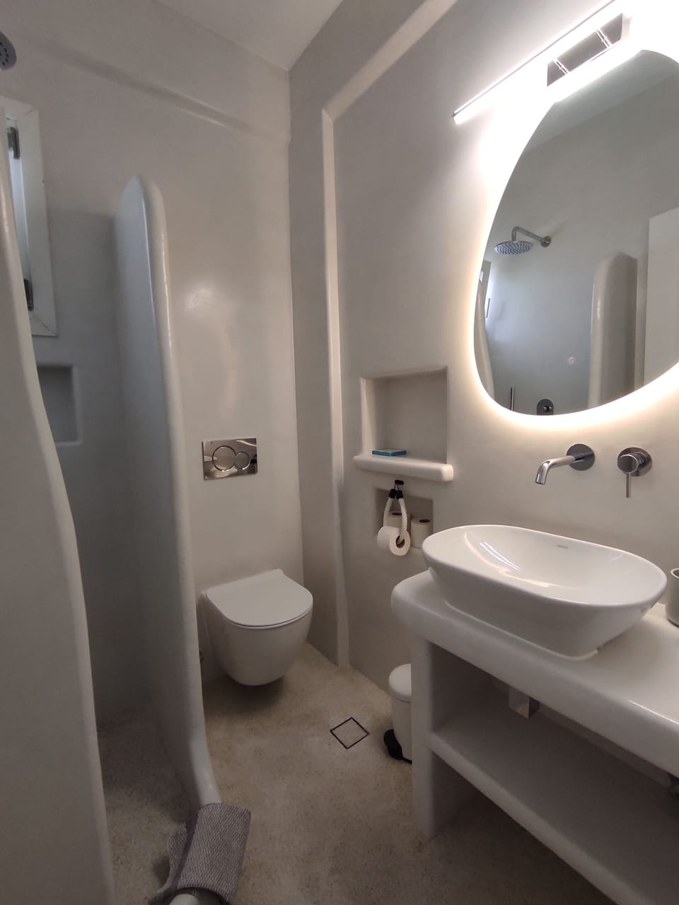 Standard Double or Twin Room | Bathroom | Shower, free toiletries, hair dryer, slippers
