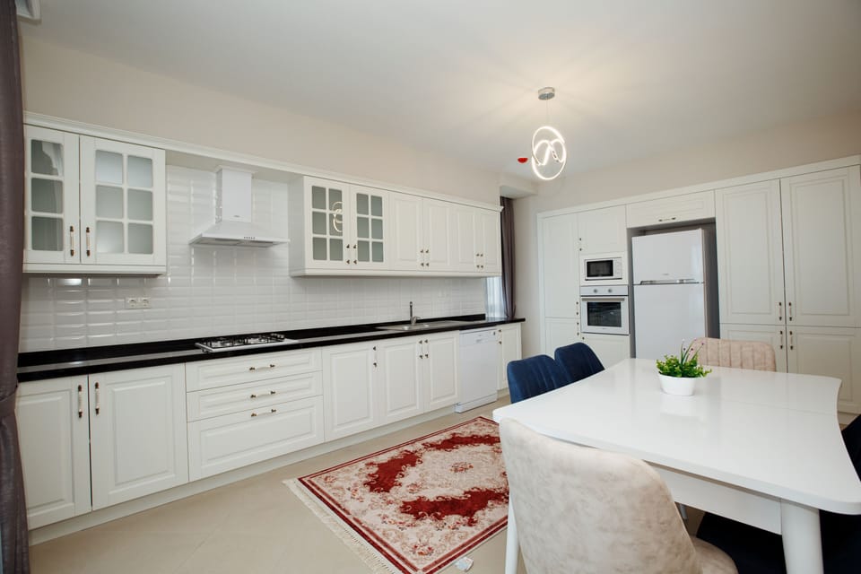 Deluxe Suite | Private kitchen | Fridge, microwave, oven, stovetop