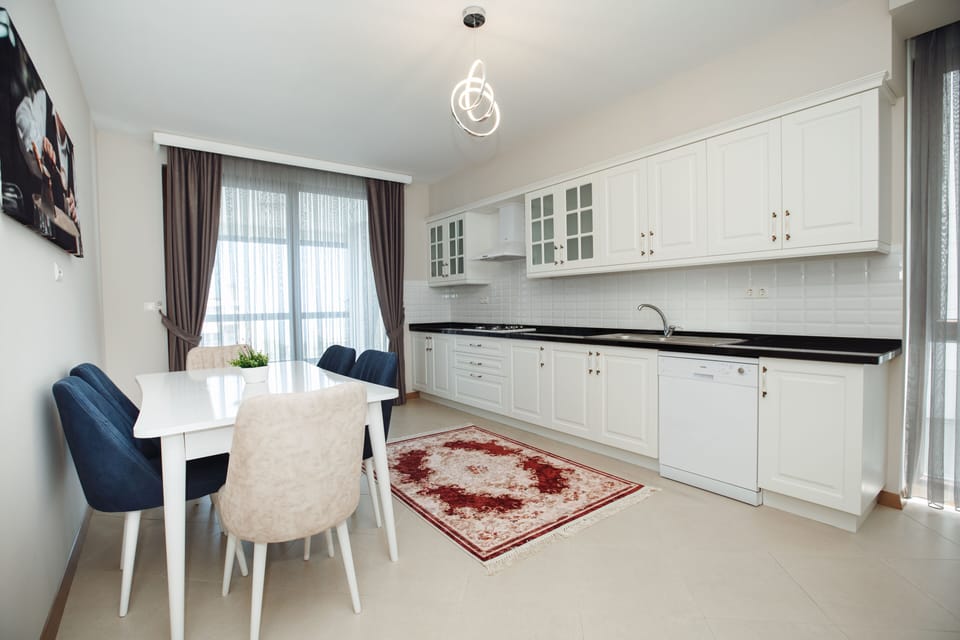 Deluxe Suite | Private kitchen | Fridge, microwave, oven, stovetop