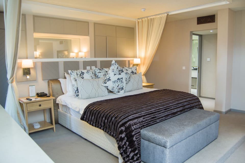 Presidential Room | Minibar, in-room safe, individually decorated, individually furnished
