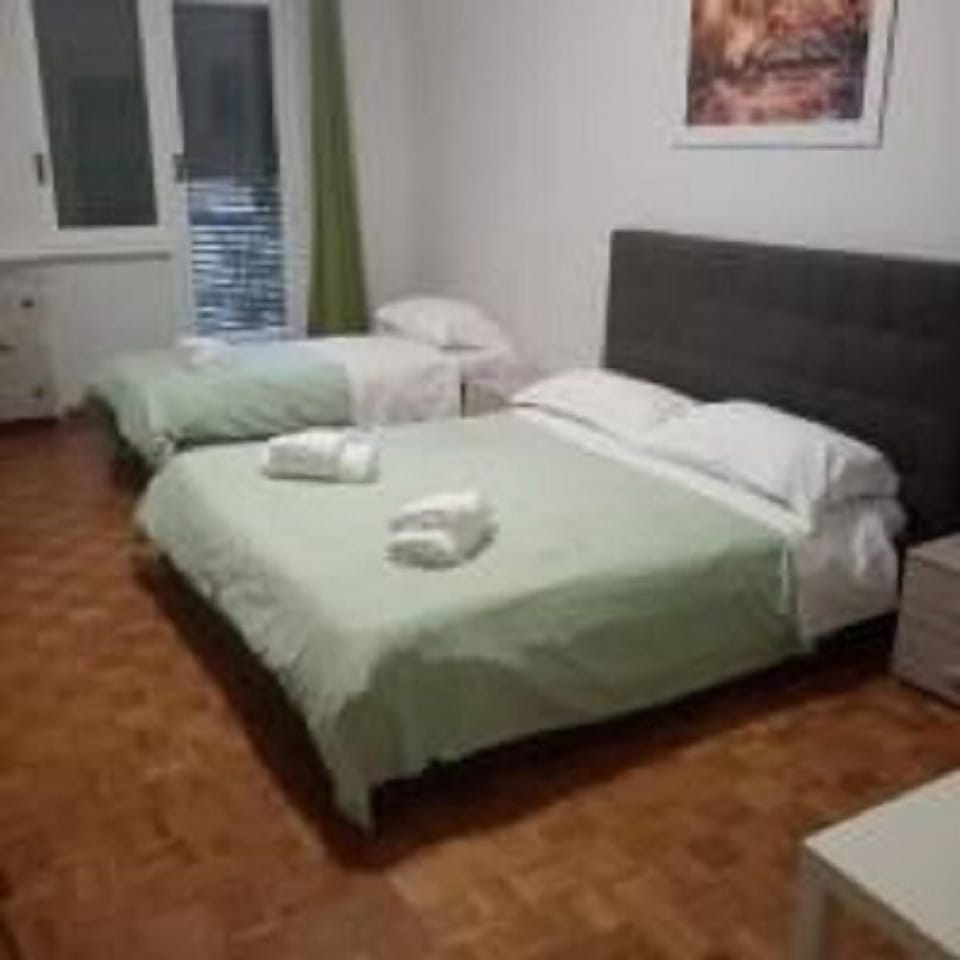 Triple Room | Desk, soundproofing, free WiFi