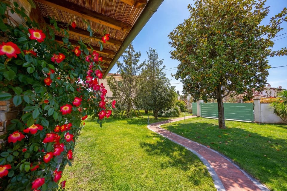 Family Villa, 4 Bedrooms, Fireplace, Mountainside (Villa Clara few km from the sea) | Garden