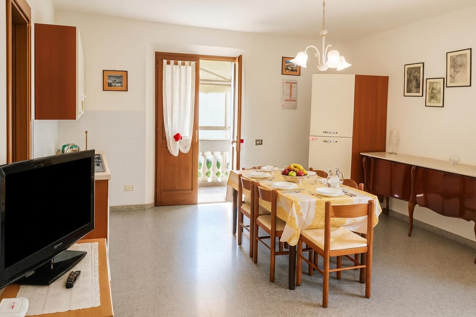 Family Apartment, 4 Bedrooms, 2 Bathrooms (Casa Tirrena 600m from sea) | Dining