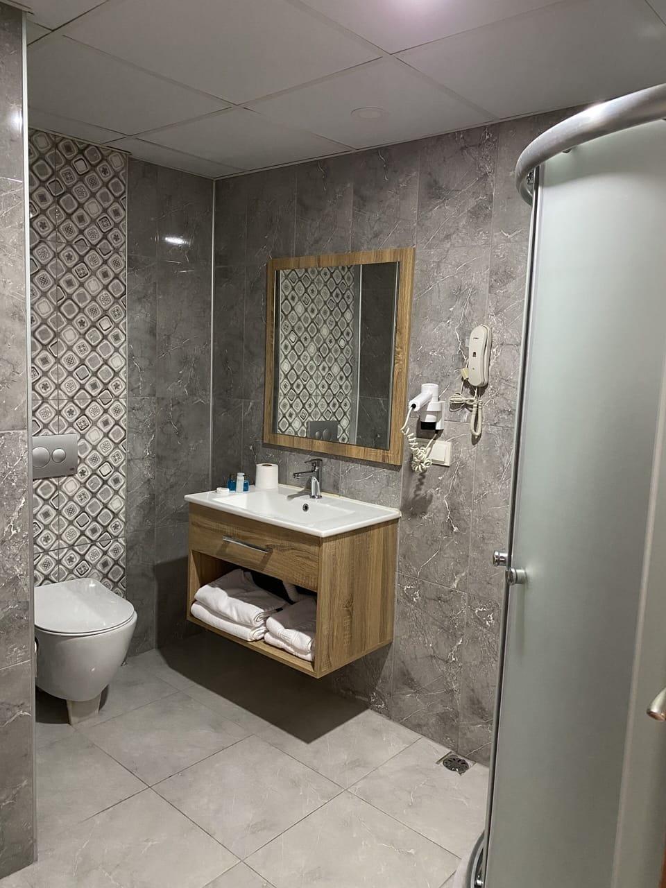 Deluxe Room, Sea View, Sea Facing | Minibar, in-room safe, desk, blackout drapes