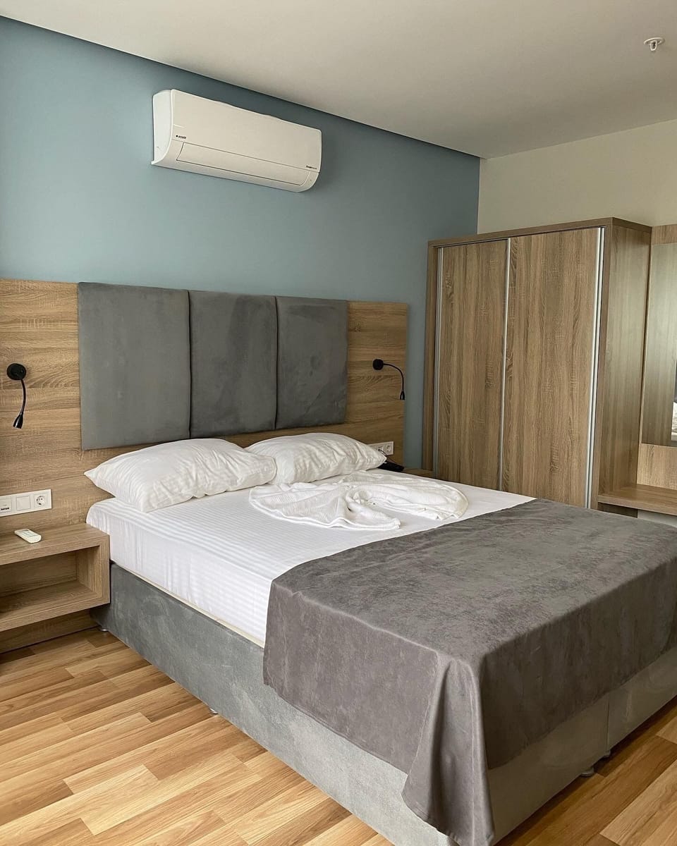 Deluxe Room, Sea View, Sea Facing | Minibar, in-room safe, desk, blackout drapes
