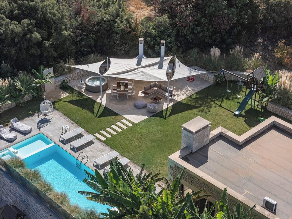 The sparkling pool blends beautifully with Crete’s countryside.