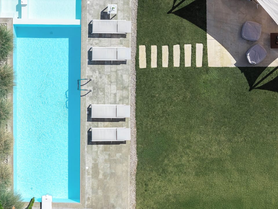 This elevated view highlights the pool’s tranquil charm.