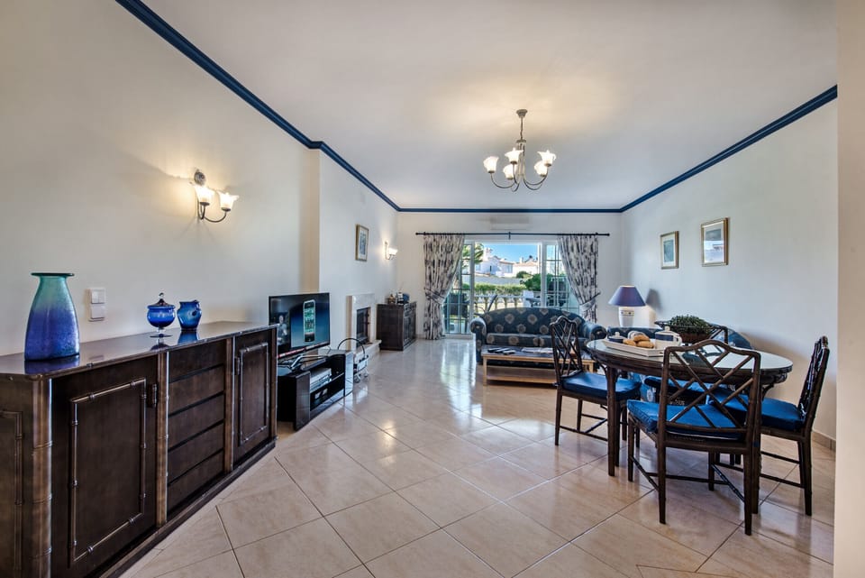 Spacious bedroom with 2 single beds