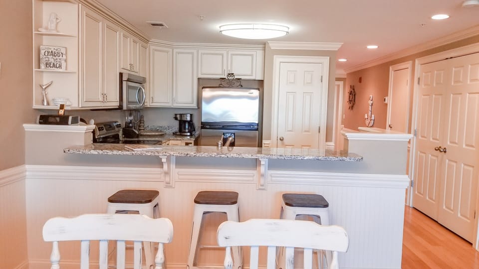 Open kitchen and breakfast bar