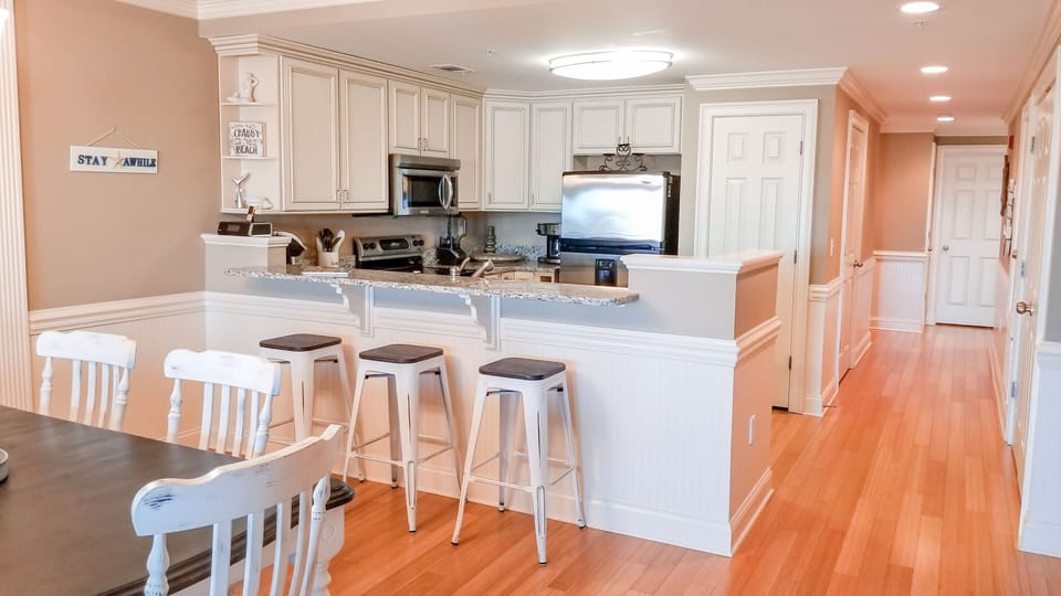 Open floor plan into the kitchen