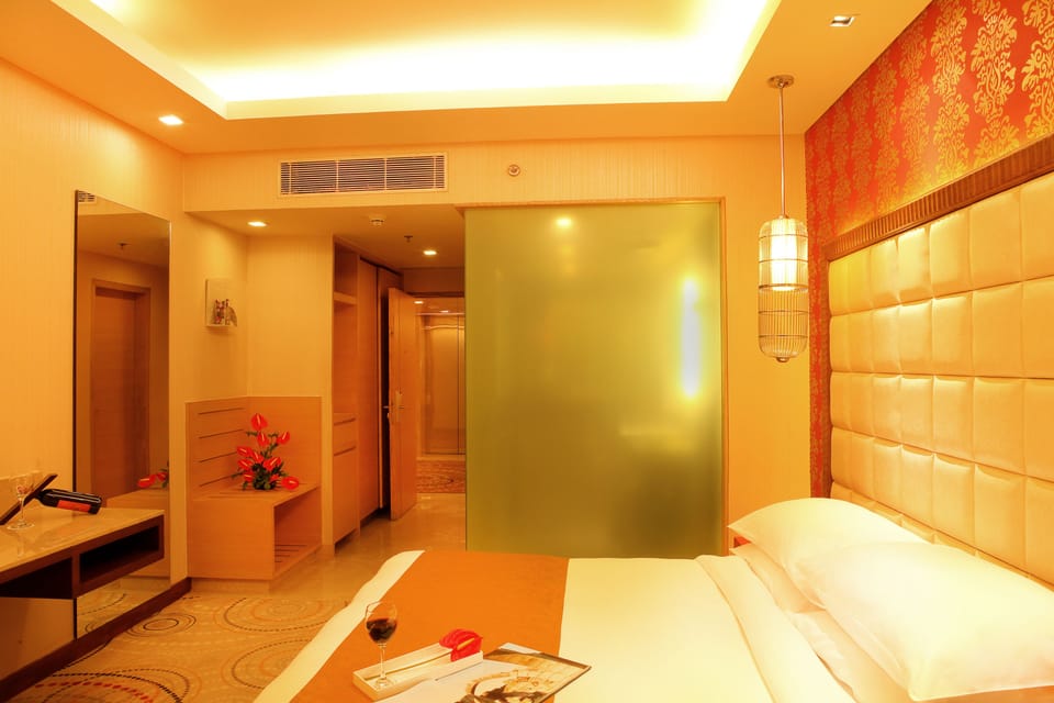 Down comforters, minibar, in-room safe, desk