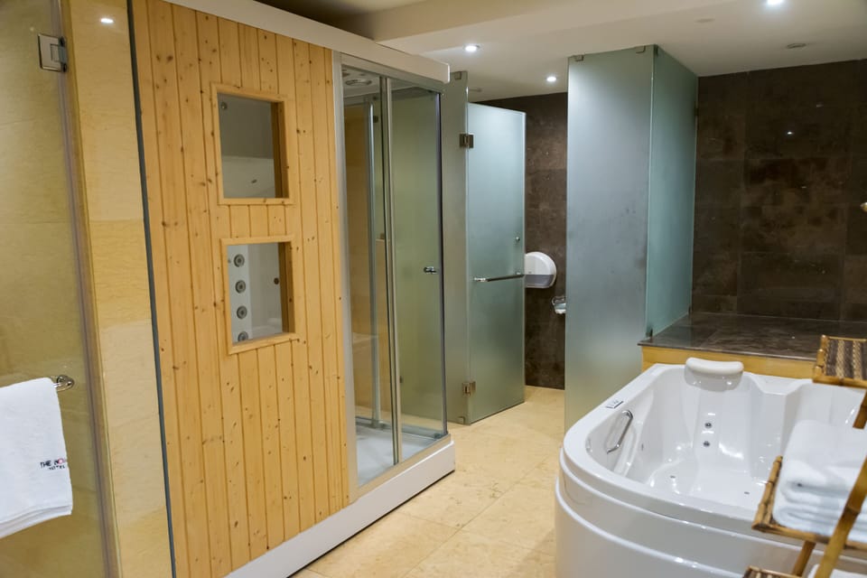Presidential Studio Suite | Jetted tub