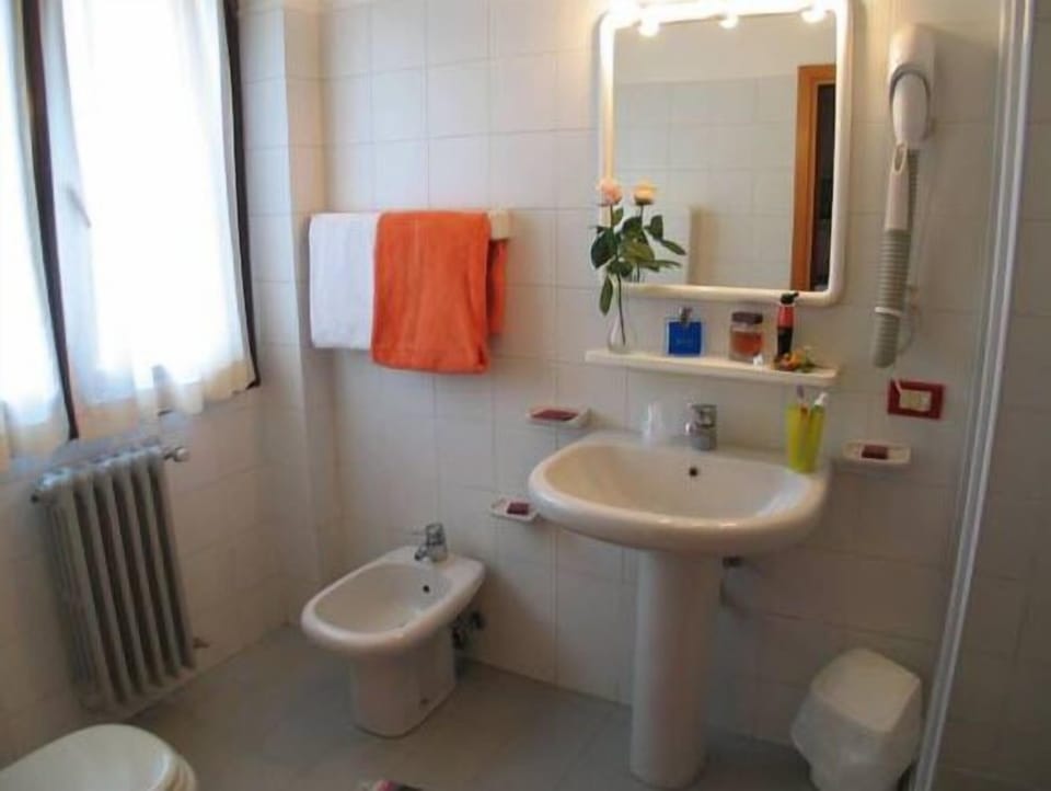 Shower, free toiletries, hair dryer, bidet