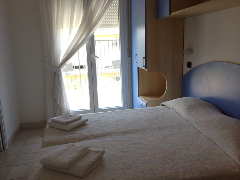 Egyptian cotton sheets, in-room safe, individually furnished, desk