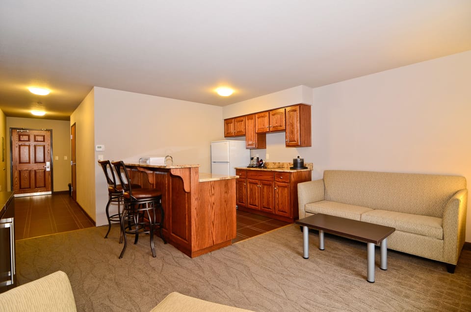 Suite, 1 Bedroom (Jacuzzi) | Private kitchenette | Coffee/tea maker, fridge, microwave