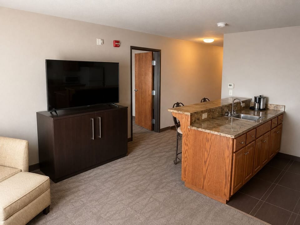 Suite, 1 Bedroom (Jacuzzi) | Pillowtop beds, minibar, in-room safe, desk
