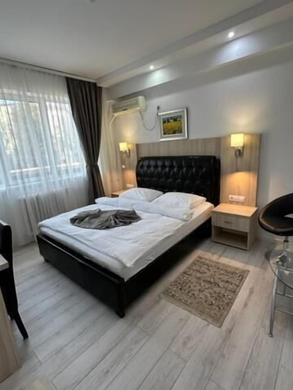 Queen Room | Desk, laptop workspace, WiFi (free), bed sheets