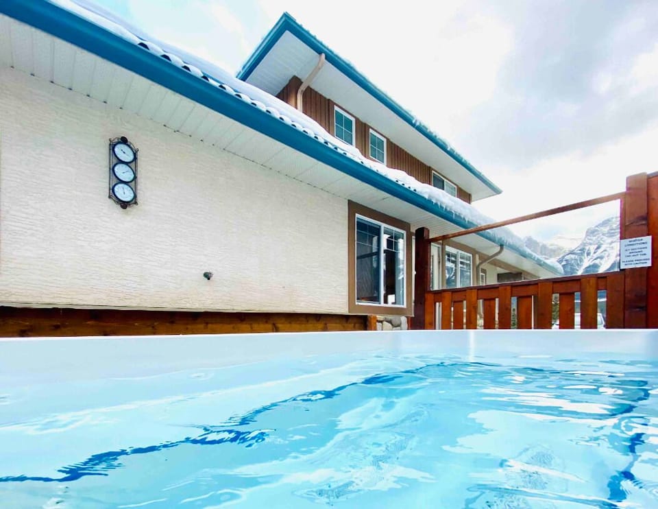 New hot tub that can accommodate 10 people ( Closed due to COVID) 