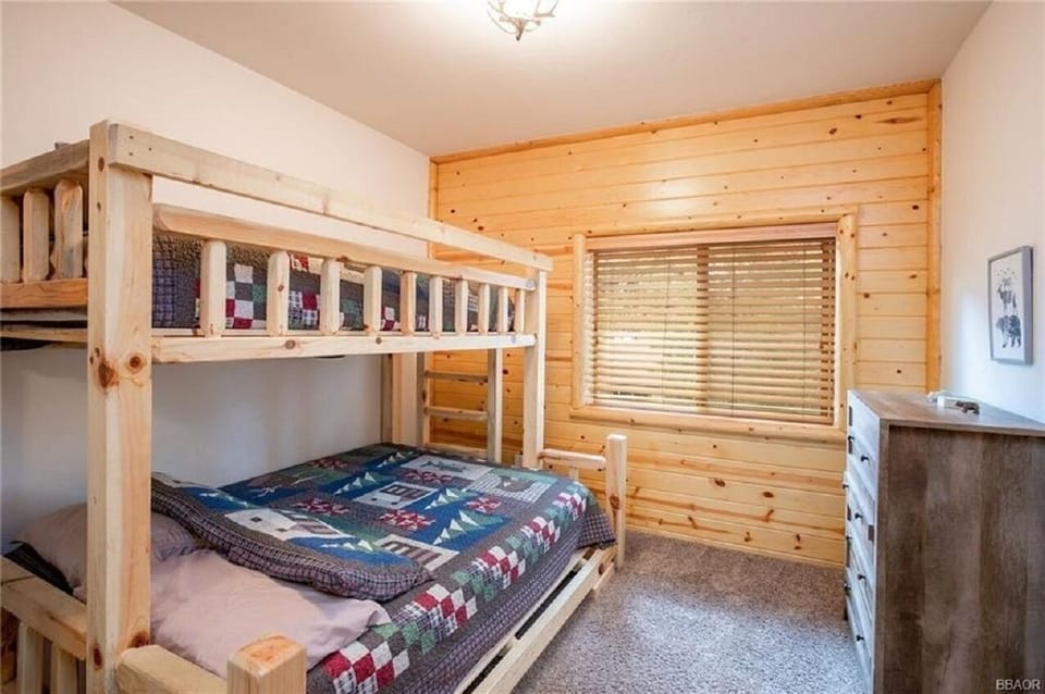 Bedroom 4, queen on bottom and twin/single on top.