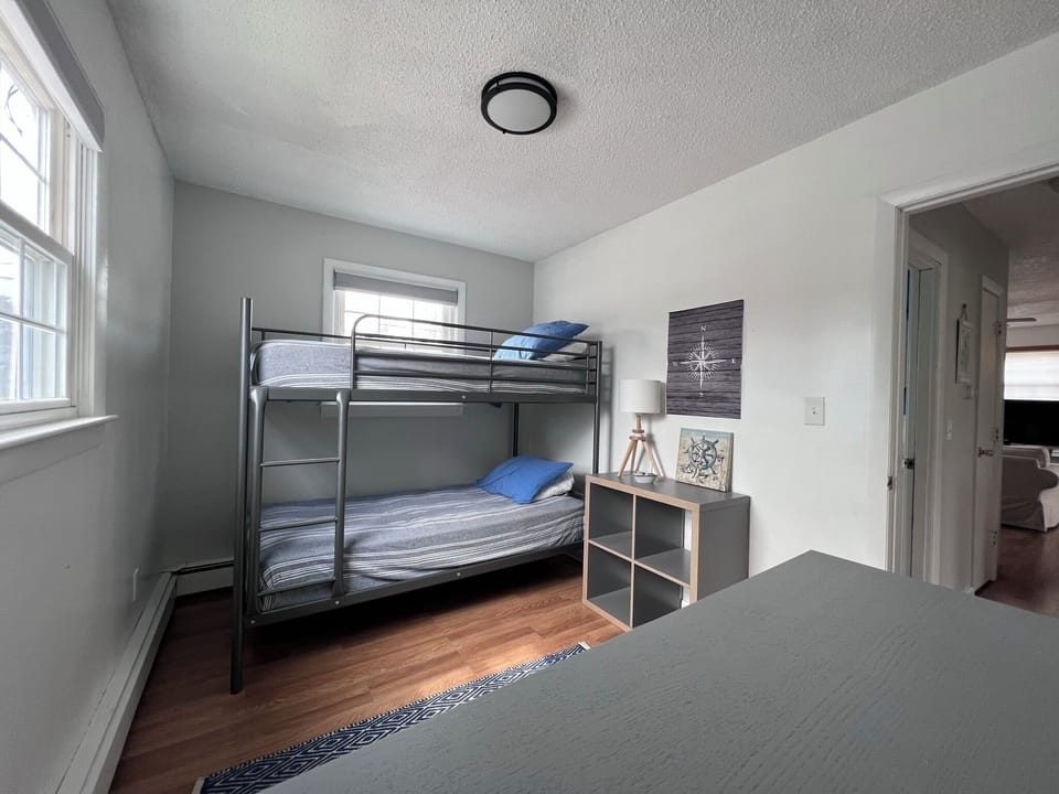 Guest bedroom, "the ship room", twin bunk bed