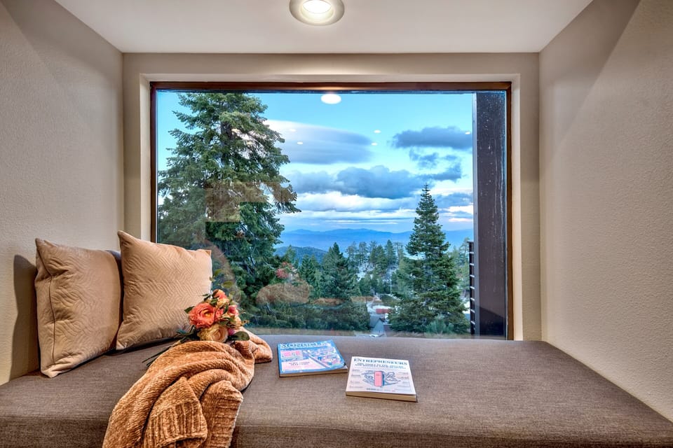 Above it all this VIP Blue Diamond  Mega Lodge is The Largest estate in Lake Tahoe
Two Fie Places and TV's with large entertaining area also two ovens and microwaves for the large family getaway or friend trip