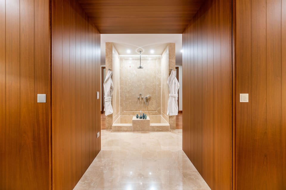 Deluxe Suite | Bathroom | Combined shower/tub, deep soaking tub, rainfall showerhead