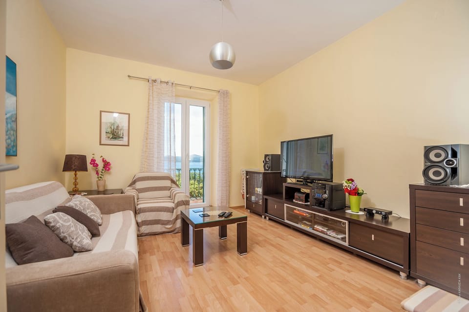 Apartment, 2 Bedrooms, Smoking, Balcony | Living room