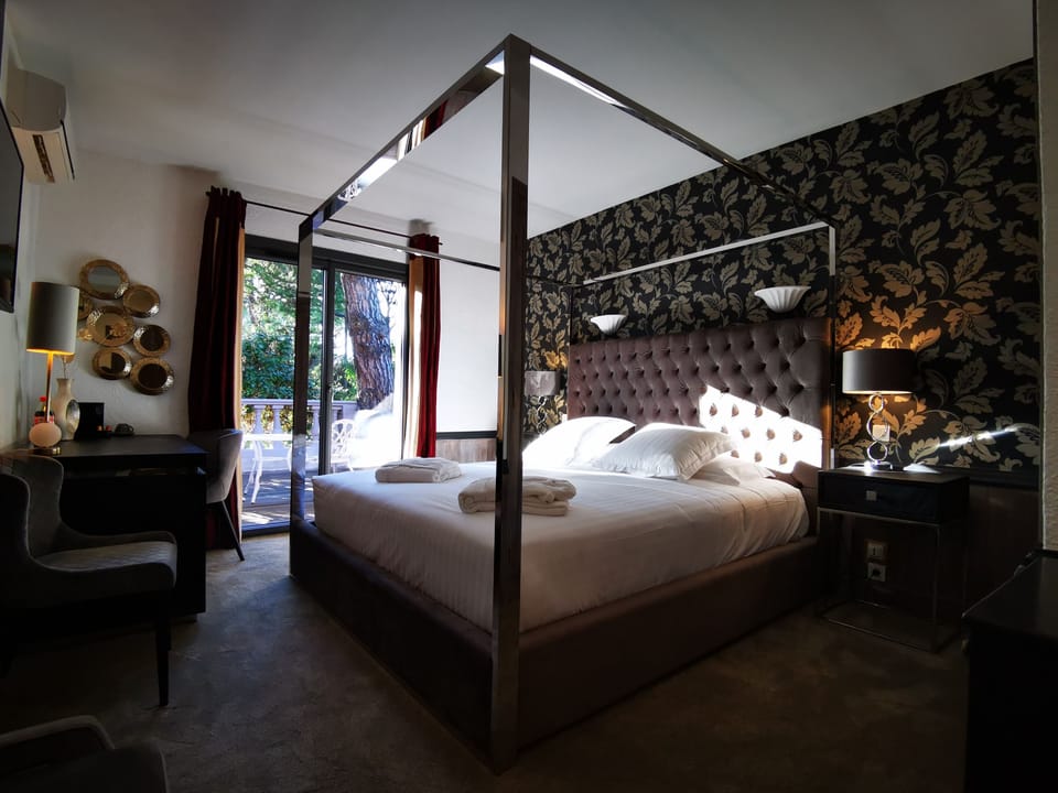 Deluxe Double Room, Terrace | In-room safe, individually decorated, individually furnished, desk