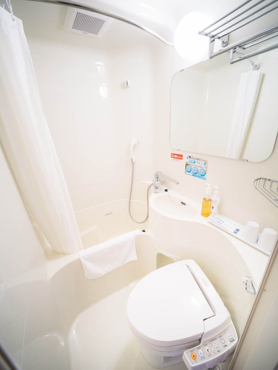 Combined shower/tub, deep soaking tub, free toiletries, hair dryer