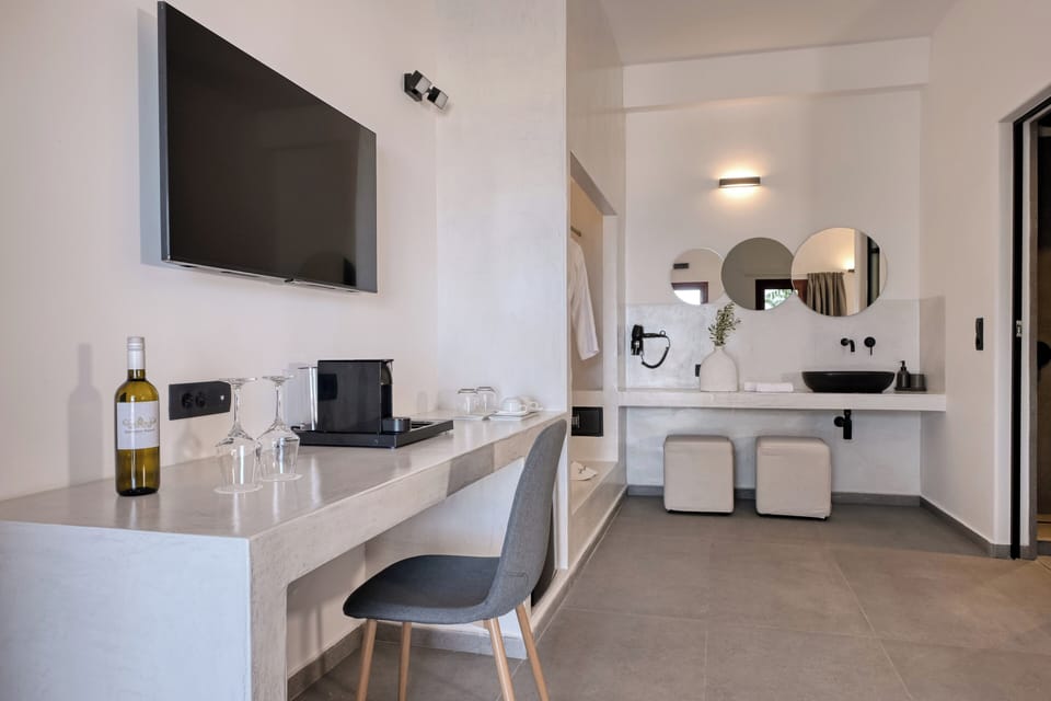 Executive Honeymoon Suite with Private Pool | In-room safe, individually decorated, individually furnished, desk