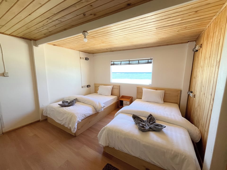 Twin Room, Sea View, Shared Bathroom | Bed sheets