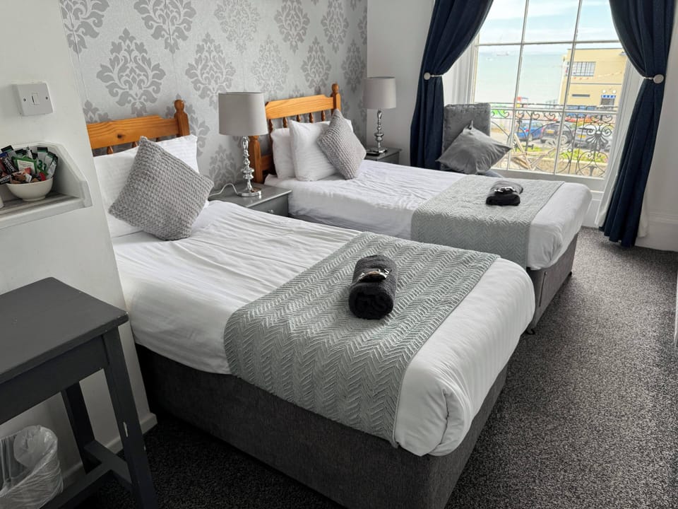 Silver Seaview Twin | Iron/ironing board (on request), WiFi (free), individually decorated