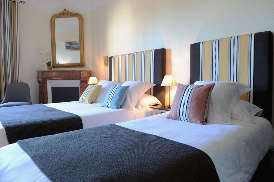 Triple Room | Desk, iron/ironing board, free WiFi, bed sheets
