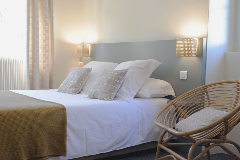 Family Room | Desk, iron/ironing board, free WiFi, bed sheets
