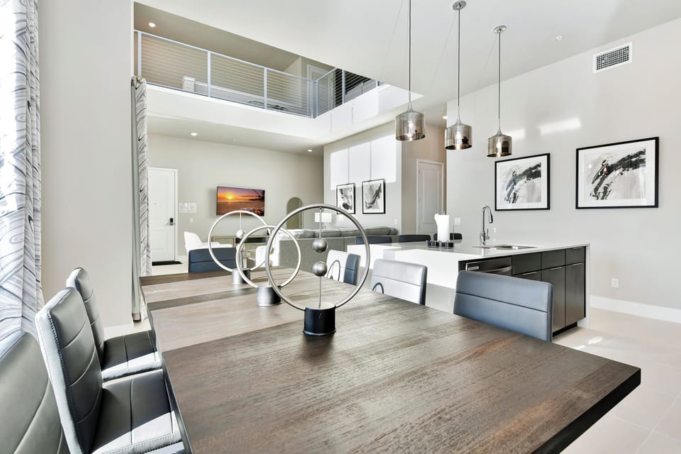 Luxury Condo, 5 Bedrooms, Pool Access (Two Story) | Dining room