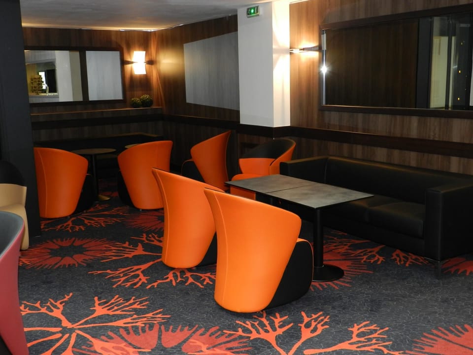 Lobby lounge