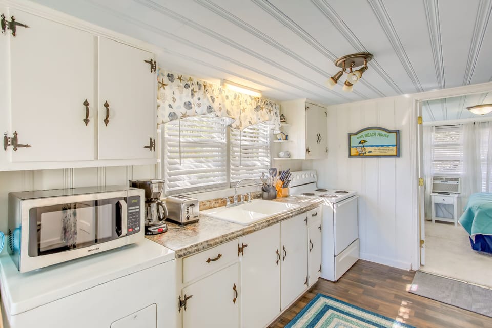 Kitchen | Refrigerator | Dishware/Flatware Provided | Coffee Maker