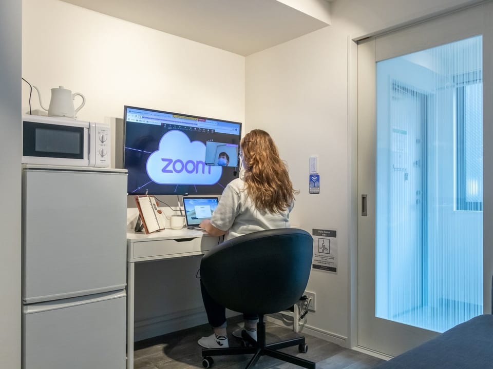 The 43-inch TV can also be used as a 4K PC monitor. Also, an HDMI cable is installed. The 43-inch TV can also be used as a 4K PC monitor. Also, an HDMI cable is installed.