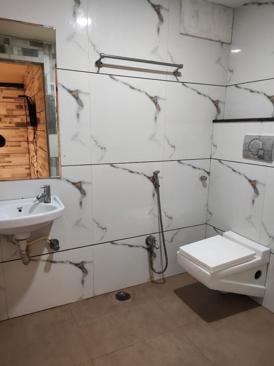 Shower, free toiletries, towels