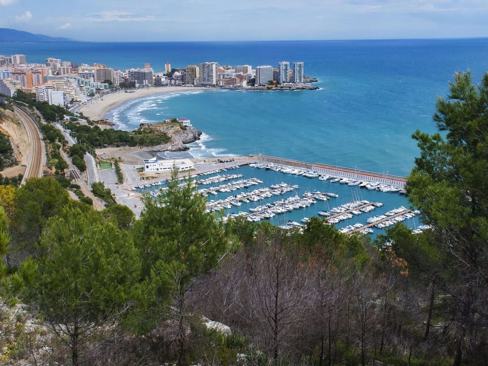 Water, Sky, Water Resources, Building, Daytime, Azure, Coastal And Oceanic Landforms, Cityscape, Horizon, Beach
