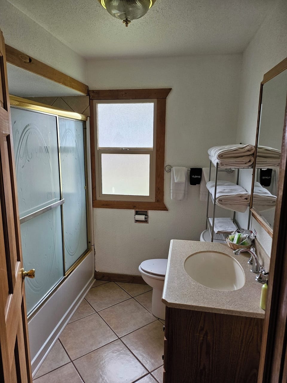 Family Cabin | Bathroom | Shower, free toiletries, hair dryer, towels