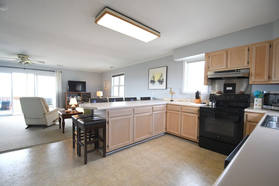 Large well stocked kitchen for family meals and entertaining.
