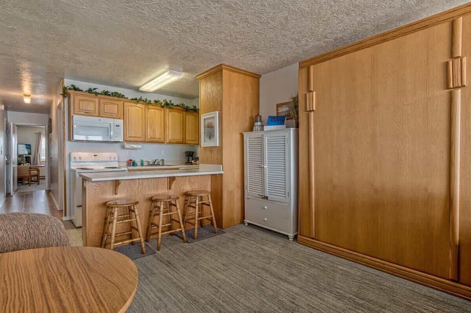 The kitchen is steps away