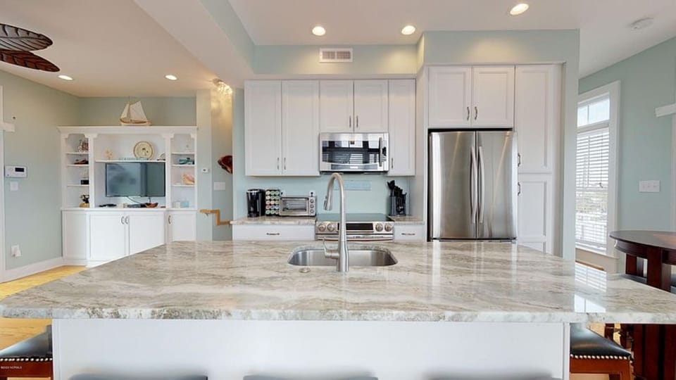 Kitchen island with granite 