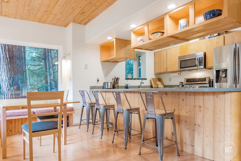 4 bar stools brings the total seating to 10.