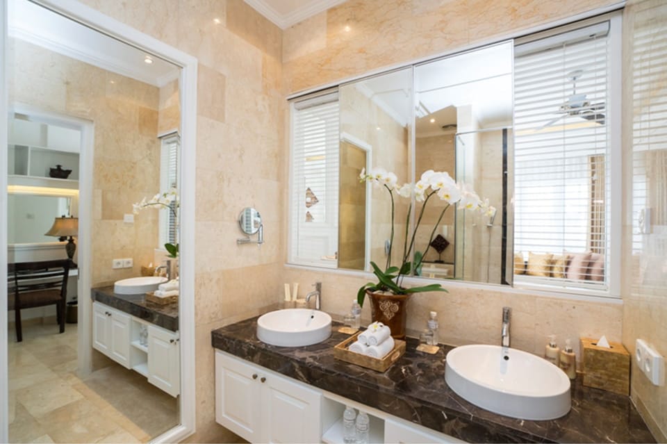 Shower, free toiletries, hair dryer, bathrobes