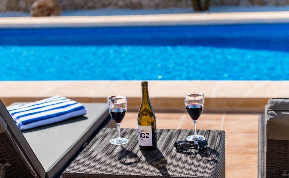 Drinks by the pool