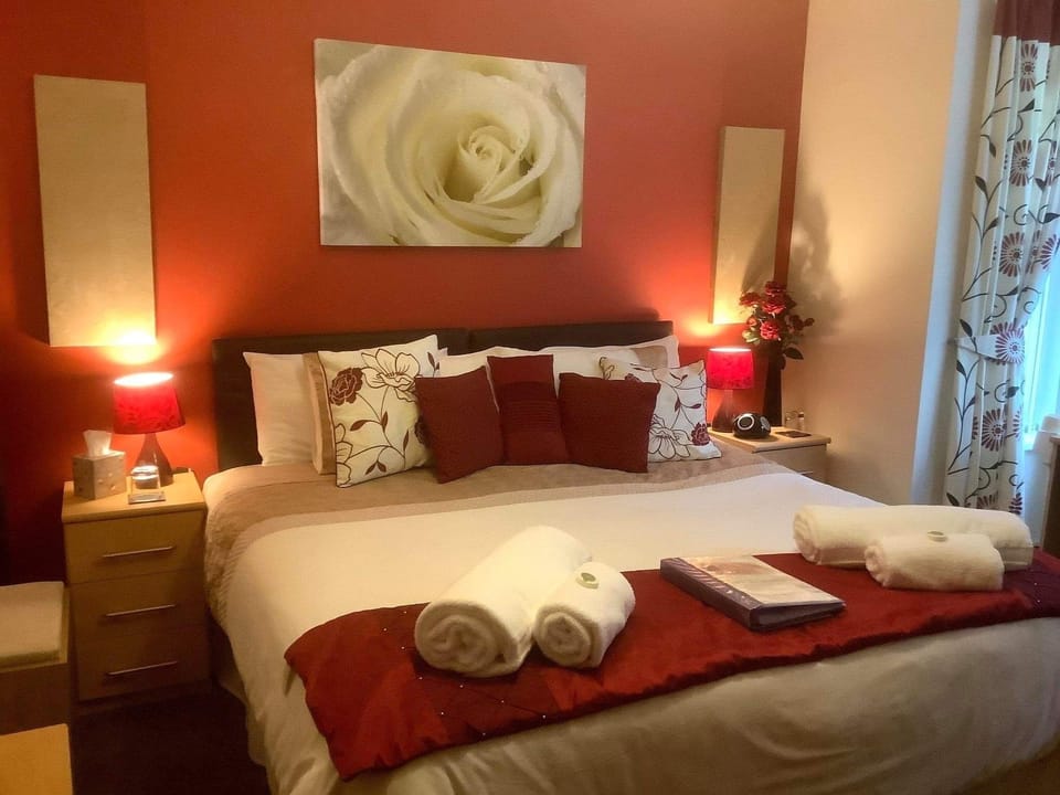 Double or Twin Room, Private Bathroom (Rose)